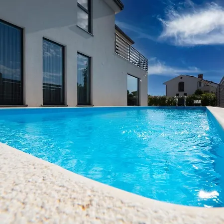 Marcante Designer Family With A Pool *