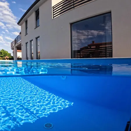 Marcante Designer Family With A Pool *